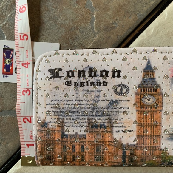 WALLET. NWT. Iconic Landmarks of London, England. Silver hearts all over… - Picture 5 of 6